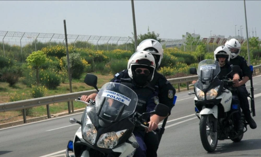 Αστυνομικός "καμικάζι" κάνει σούζα με μοτοσυκλέτα της ΕΛ.ΑΣ στην Θεσσαλονίκη! (Βίντεο)